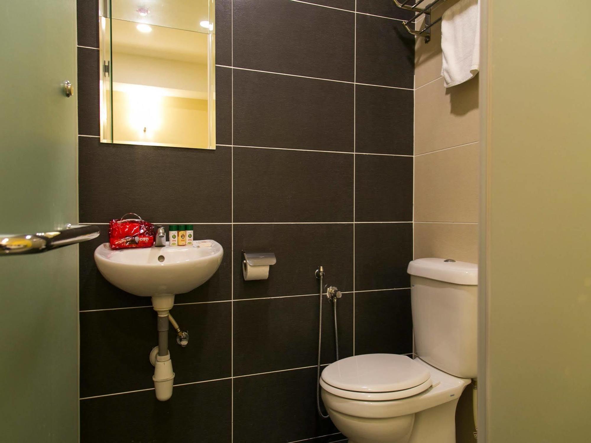 Oyo 220 Hotel Sri Maluri Kuala Lumpur Esterno foto